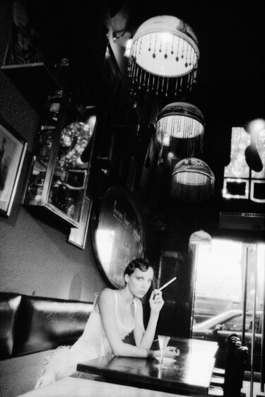 Photographie intitulée "Julie au bar 21 v1" par Jean Luc Michon, Œuvre d'art originale, Photographie argentique