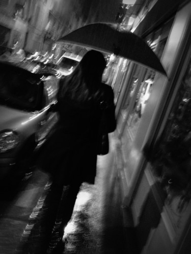 Fotografie mit dem Titel "Parapluie rue Levis…" von Jean-Luc Perrault, Original-Kunstwerk, Digitale Fotografie