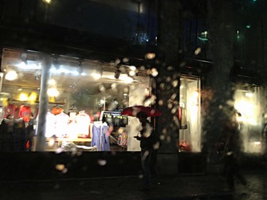 Photographie intitulée "Parapluie Rose (Rue…" par Jean-Luc Perrault, Œuvre d'art originale