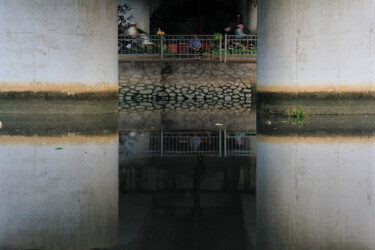 Photographie intitulée "Sous le pont, Saïgon" par Jean-Marie Virat, Œuvre d'art originale, Photographie numérique