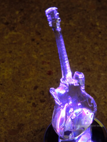 摄影 标题为“Guitare violette” 由Jean-Michel Liewig, 原创艺术品