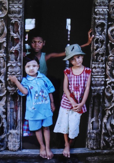 Photographie intitulée "Enfants à l'entrée…" par Jean Paul Rosso, Œuvre d'art originale