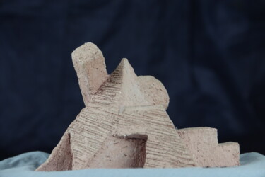 Escultura intitulada "Pyramide couteau su…" por Jean-Pierre Allano, Obras de arte originais, Argila