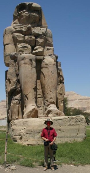 Photographie intitulée "Colosses de Memnon" par Jean-Pierre Moreau, Œuvre d'art originale, Autre