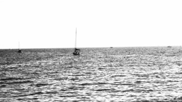 Photography titled "LE BATEAU DE BANDOL" by Jean-Pierre Tastevin, Original Artwork, Non Manipulated Photography