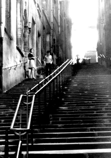 Fotografia intitolato "fille aux escaliers…" da Jean-Pierre Simard, Opera d'arte originale, Fotografia digitale