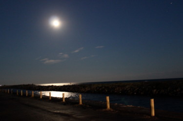 Photographie intitulée "nuit mer et lune.jpg" par Jean-Pierre Simard, Œuvre d'art originale, Photographie numérique