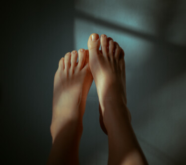 Photographie intitulée "Feet in the sun" par Jean Ponomarevsky, Œuvre d'art originale, Photographie non manipulée