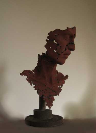 Скульптура под названием "buste rouge volé, p…" - Jean-Yves Verne, Подлинное произведение искусства, цемент