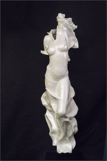 Scultura intitolato "Femme - sculpture é…" da Jean-Yves Verne, Opera d'arte originale, Resina