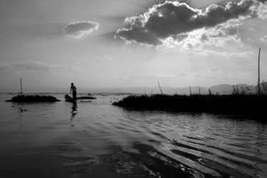 Fotografia intitulada "Le Pêcheur - Lac In…" por Jean-Marc Renaudie, Obras de arte originais