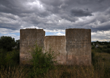 Photographie intitulée "mur encore debout" par Jean-Michel Armand, Œuvre d'art originale