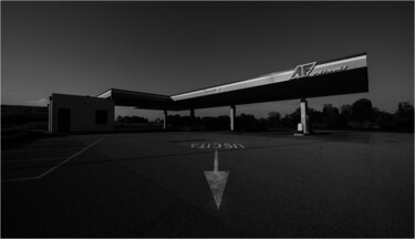 摄影 标题为“Stations services n…” 由Jean Turco, 原创艺术品, 数码摄影