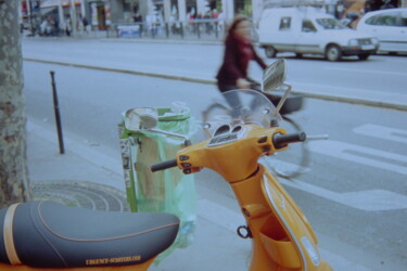 Fotografia intitolato "Le scooter jaune" da Jérome Chuilon, Opera d'arte originale, Fotografia non manipolata