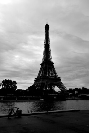 Fotografia intitolato "Paris, Eiffel Tower…" da Jo Tuck, Opera d'arte originale, Fotografia digitale
