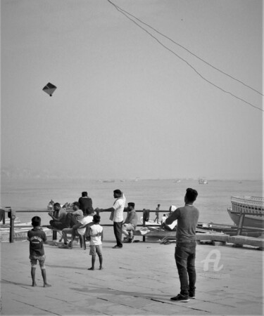 Fotografie getiteld "India-Varanasi-Kite" door Joachim Mews, Origineel Kunstwerk, Digitale fotografie