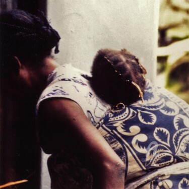Photographie intitulée "Madagaskar- mother…" par Joachim Mews, Œuvre d'art originale, Photographie argentique
