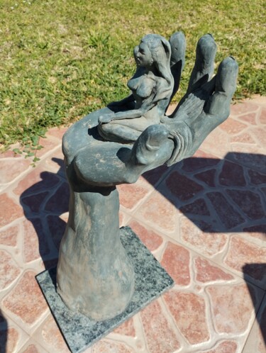 Скульптура под названием "La main de Neptune" - Joaquín A. Sales, Подлинное произведение искусства, Керамика