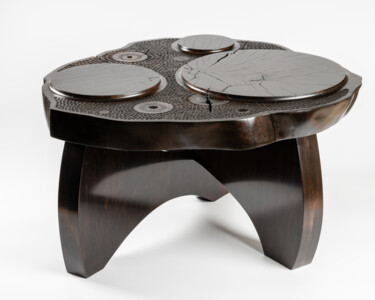 Skulptur mit dem Titel "Carved Coffee Table" von Joe Mamer, Original-Kunstwerk, Holz