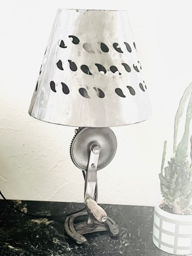 Design mit dem Titel "Lampe la chignole" von Joel Carpentier (Ambiance d'Antan), Original-Kunstwerk, Leuchte