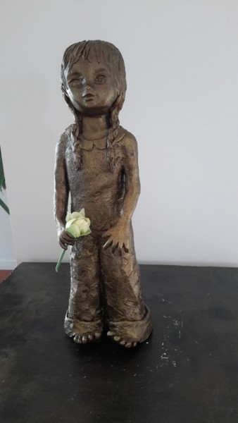 Sculpture intitulée "La petite fille à l…" par Joëlle Boutherin, Œuvre d'art originale, Céramique