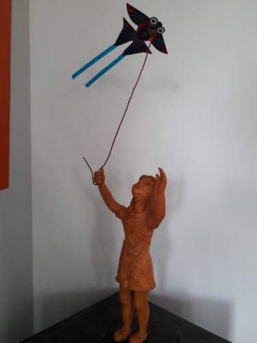 Sculpture intitulée "Enfant au cerf vola…" par Joëlle Boutherin, Œuvre d'art originale, Argile