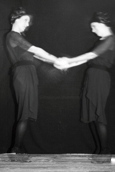 Fotografie mit dem Titel "Les sœurs 5" von Johanna Bouvarel, Original-Kunstwerk, Analog Fotografie Auf Aluminium montiert