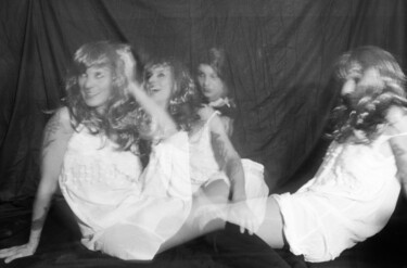Fotografie mit dem Titel "Les filles 1" von Johanna Bouvarel, Original-Kunstwerk, Analog Fotografie Auf Aluminium montiert