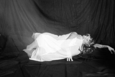 Fotografie getiteld "Les filles 5" door Johanna Bouvarel, Origineel Kunstwerk, Film fotografie Gemonteerd op Aluminium