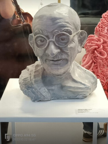 Скульптура под названием "Gandhi" - Johanne Mcleod, Подлинное произведение искусства, Глина