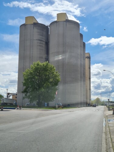 Fotografie mit dem Titel "Silos à grains" von John Mailly, Original-Kunstwerk, Nicht bearbeitete Fotografie