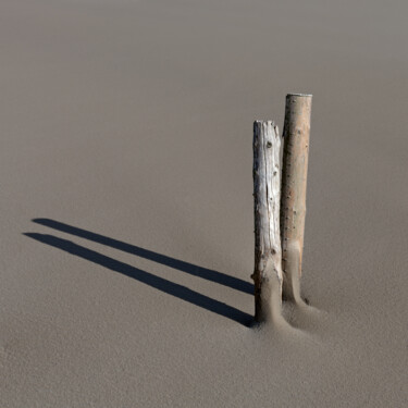 Fotografía titulada "Poles on the beach" por John Furnes, Obra de arte original, Fotografía digital