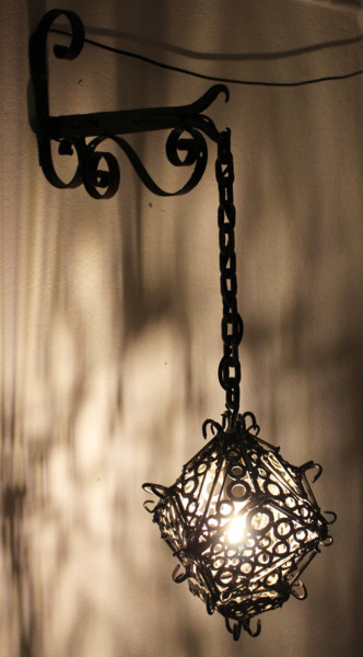 Художественная композиция под названием "Lanterne médiévale" - Jonathan Pradillon, Подлинное произведение искусства, Металлы