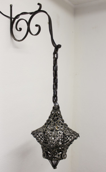 Художественная композиция под названием "Lanterne médiévale…" - Jonathan Pradillon, Подлинное произведение искусства, Металлы