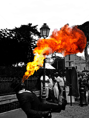 Photographie intitulée "CRACHER DU FEU" par Jorg Becker, Œuvre d'art originale