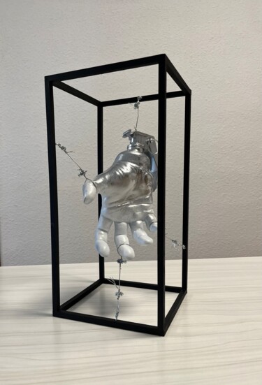 Скульптура под названием "Implante I" - Jorge Luis Santana Pérez, Подлинное произведение искусства, Смола