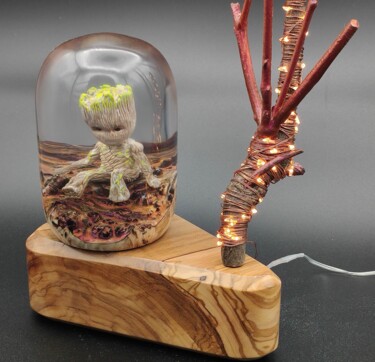 Lampe d'ambiance BABY GROOT en résine d'inclusion Scultura intitolato "Lampe d'ambiance BA…" da Joseph Ducrocq - Matlab Studio, Opera d'arte originale, Resina