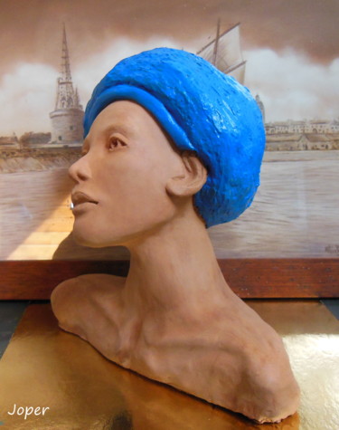 Skulptur mit dem Titel "Marian en Bleu" von Bleu Soleil-Joper, Original-Kunstwerk, Ton