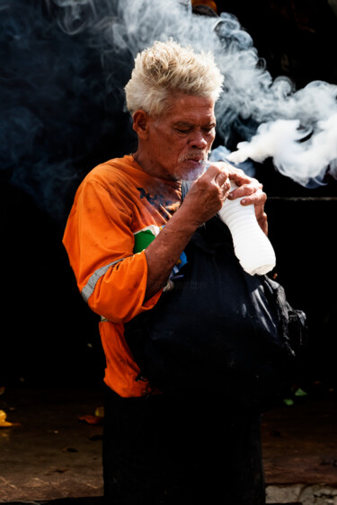 Fotografie mit dem Titel "smoke in your face" von Jose Americo Jsilvares, Original-Kunstwerk, Manipulierte Fotografie