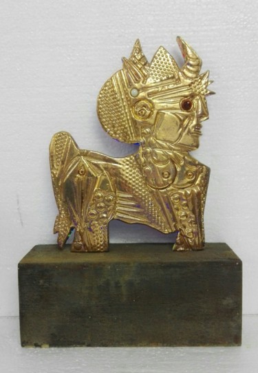 Escultura titulada "toro-oro-mediana-35…" por Juan Colon, Obra de arte original