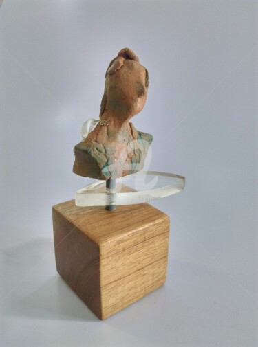 Sculpture titled "MUJER HOJA" by Juan Rojas, Original Artwork, Clay