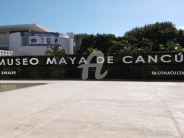 Sculptuur getiteld "museo maya de cancun" door Juan Rojas, Origineel Kunstwerk