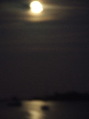 Photographie intitulée "Lune floue" par Juanma, Œuvre d'art originale