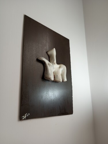 Sculpture titled "MARIPOSA" by Juanmi Figueira, Original Artwork, Wood Mounted on Metal