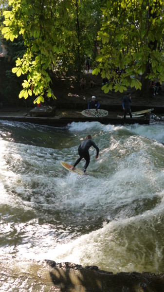 Photographie intitulée "Surfer à Munich" par Jürgen Briem, Œuvre d'art originale