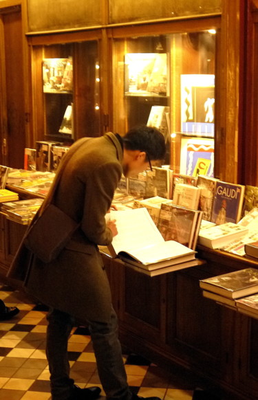 Photographie intitulée "Passioné de livres" par Jürgen Briem, Œuvre d'art originale