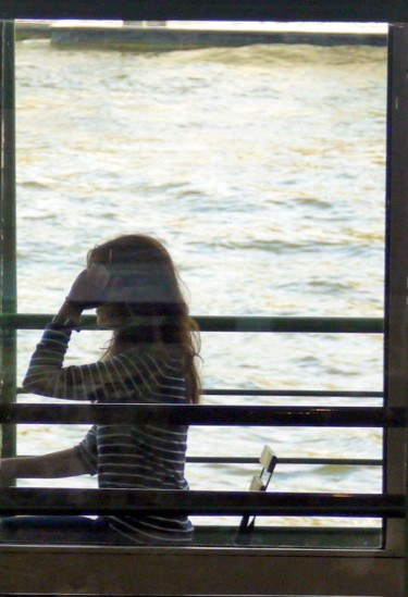 Photographie intitulée "Femme sur un bateau…" par Jürgen Briem, Œuvre d'art originale