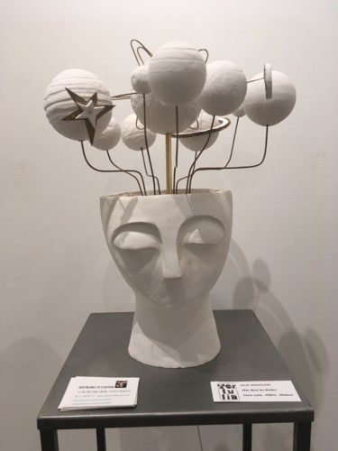 Scultura intitolato "Tête dans les étoil…" da Julia Ardaillon, Opera d'arte originale, Ceramica