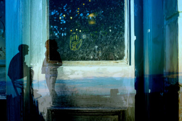 Photographie intitulée "Blue window" par Juliana Vasquez, Œuvre d'art originale, Photographie numérique
