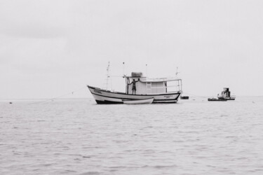Фотография под названием "Trancoso Boat #2, B…" - Juliana Vasquez, Подлинное произведение искусства, Цифровая фотография